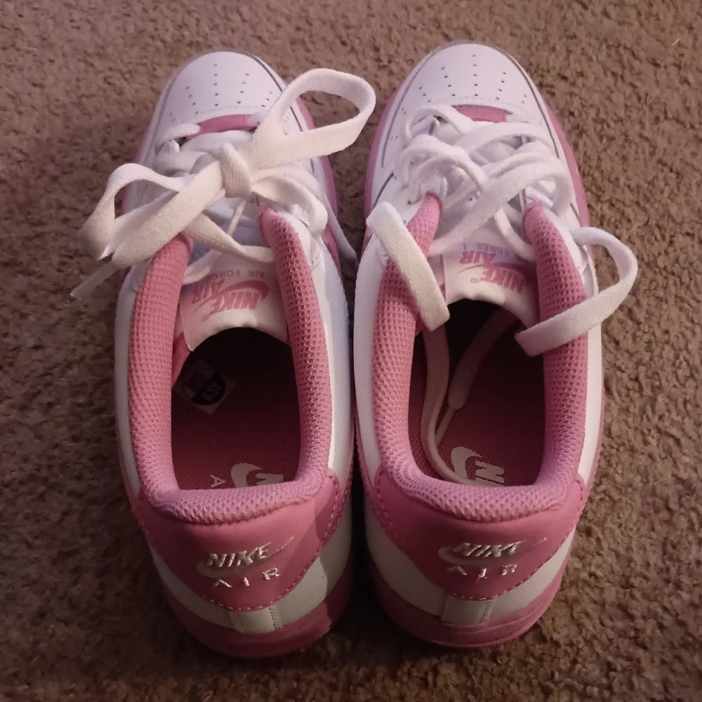 Nike Air Force 1 Low White Pink Sneakers BRAND NEW WITH BOX NO LID - Picture 4 of 7